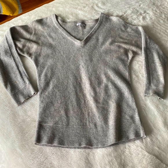 GAP - 100% Cashmere Light Grey V Neck Sweater - Picture 2 of 4